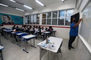 professor-rede-estadual-escola-estadual-professores-foto-eloi-correa-govba-300x200-1