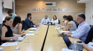 reuniao-do-governo-da-Bahia-com-a-sesab-para-combater-a-dengue-300x166-1