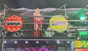 solange-almeida-carnaval-de-salvador-2024-foto-sergio-di-salles-acordacidade-300x176-1