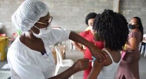 vacina-vacinacao-vacina-contra-a-dengue-foto-sms-prefeitura-de-feira-300x162-1
