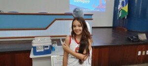 vacinacao-contra-a-dengue-primeira-crianca-vacinada-em-feira-ft-paulo-jose-acorda-cidade-300x135-1