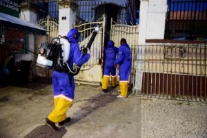 Agentes-durante-acoes-de-combate-a-dengue-em-Salvador-Foto-Jefferson-Peixoto-Secom-PMS-300x200-1