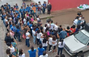 Caminhada-pela-paz-e-pela-vida-dos-adolescentes-Foto-Paulo-Jose-Acorda-Cidade.4-capa-300x194-1