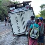 Caminhao-tomba-na-BR-101-proximo-a-Eunapolis-veiculo-transportava-10-toneladas-de-peixes-Foto-Radar-News-300x169-1