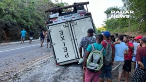 Caminhao-tomba-na-BR-101-proximo-a-Eunapolis-veiculo-transportava-10-toneladas-de-peixes-Foto-Radar-News-300x169-1