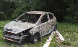 Corpo-foi-encontrado-em-carro-queimado-Foto-Reproducao-TV-Santa-Cruz-300x180-1