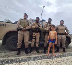 Crianca-perdida-e-encontrada-pela-PM-em-Santa-Cruz-Cabralia-300x271-1