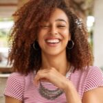 Dia-Mundial-da-Saude-Bucal-especialistas-compartilham-5-dicas-para-ter-um-sorriso-saudavel-mulher-aorrindo-sorriso-300x200-1