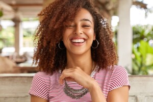 Dia-Mundial-da-Saude-Bucal-especialistas-compartilham-5-dicas-para-ter-um-sorriso-saudavel-mulher-aorrindo-sorriso-300x200-1