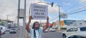 Estudante-leva-mensagem-sobre-saude-mental-no-transito-de-Feira-de-Santana-ft-Paulo-Jose-acorda-cidade-300x135-1