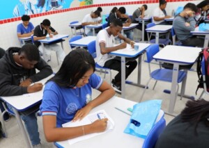 Estudantes-2-300x213-1