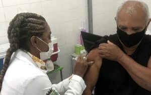 Foto-Thiago-Paixao-Secom-vacinacao-gripe-300x188-1