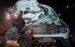 Idosa-de-78-anos-fica-gravemente-ferida-apos-colisao-entre-carro-e-carreta-em-Luis-Eduardo-Magalhaes-Foto-Marlon-Ferraz-Blog-Braga-300x188-1