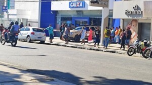 Idoso-passa-mal-e-morre-em-frente-a-agencia-Caixa-em-Feira-de-Santana-ft-Ed-Santos-Acorda-Cidade-300x169-3
