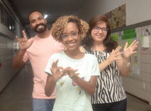Interprete-de-libras-da-a-voz-aos-alunos-surdos-do-Instituto-Gastao-Guimaraes-Foto-Luiz-Tito.jpg2_-300x221-1