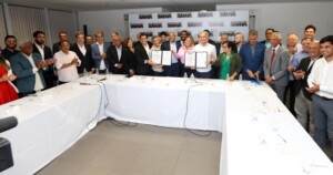 Jeronimo-Rodrigues-anuncia-licitacoes-para-infraestrutura-e-iluminacao-publica-em-Feira-de-Santana-300x158-1