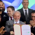 Lula-assina-projeto-que-regula-atividade-de-motoristas-de-aplicativo-300x180-1