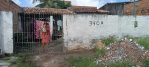 Mae-realiza-apelo-para-consertar-o-telhado-de-casa-Rua-Fosfina-Conceicao-ll-ft-Paulo-Jose-Acorda-Cidade-300x135-1