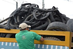 Mais-de-155-mil-carcacas-de-pneus-foram-recolhidas-neste-ano-Foto-Abner-Kaique-300x200-1