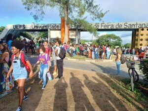 Manifestacao-estudantes-Uefs-Paulo-Jose-Acorda-Cidade-300x225-1