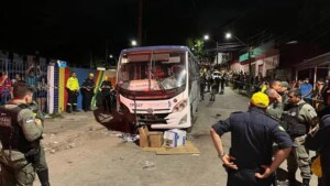 Micro-onibus-que-atropelou-participantes-de-procissao-em-Jaboatao-dos-Guararapes-no-Grande-Recife-Foto-Everaldo-Silva-TV-Globo-300x169-1