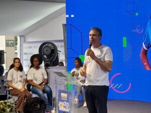Ministro-da-Educacao-Camilo-Santana-Foto-Reporter-Ney-Silva-Acorda-Cidade-300x225-1