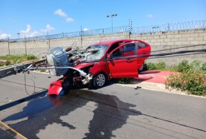 Motorista-passa-mal-e-colide-carro-em-poste-no-bairro-Papagaio-ft-ney-silva-acorda-cidade-300x203-1