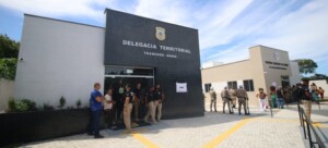 Novas-delegacias-sao-inauguradas-em-Trancoso-e-Arraial-DAjuda-300x136-1
