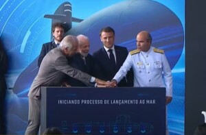Os-presidentes-do-Brasil-Lula-e-da-Franca-Macron-durante-lancamento-de-submarino-no-Rio-de-Janeiro-Foto-Reproducao-Canal-Gov-300x197-1