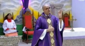Padre-critica-realizacao-de-micareta-de-Tucano-durante-a-celebracao-do-Domingo-de-Ramos-300x164-1