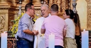 Padre-passa-mal-em-missa-em-Salvador-Foto-Reproducao-TV-Bahia-300x158-1