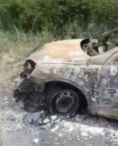 Picape-Montana-e-destruida-apos-pegar-fogo-na-BR-420-no-trecho-entre-os-municipios-de-Jaguaquara-e-Itaquara-242x300-1