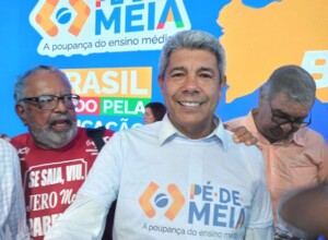 Programa-Pe-de-meia-lancamento-em-Salvador-Jeronimo-Rodrigues-ft-Ney-Silva-Acorda-Cidade3-300x220-1