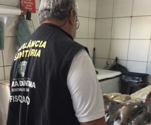Vigilancia-Sanitaria-inspeciona-venda-de-peixes-na-feirinha-da-Cidade-Nova-e-regiao-central2-300x250-1