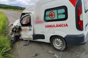 acidente-envolvendo-ambulancia-em-Anage-300x200-1