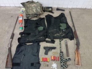 armas-e-drogas-apreendidas-em-Candeias-300x225-1