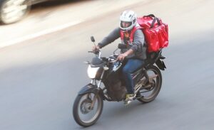 entregador-delivery-foto-Marcello-Casal-jr-Agencia-Brasil-300x183-1