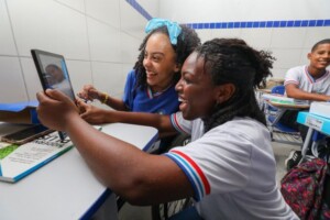 estudantes-alunos-rede-estadual-foto-Amanda-Chung-sec-300x200-1