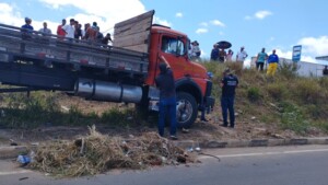 homem-e-morto-em-cabine-de-caminhao-em-Santa-barbara-300x169-1