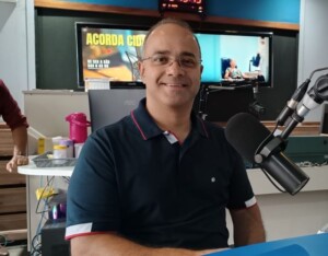 jairo-carneiro-filho-no-acorda-cidade-ao-vivo-300x234-1