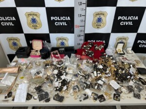 joias-recuperadas-em-feira-de-santana-Foto-Policia-Civil-300x225-1