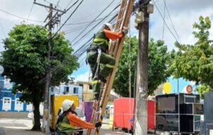 ligacao-clandestina-coelba-poste-foto-ascom-neoenergia-coelba-300x190-1