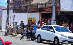 mulher-infartou-em-frente-a-supermercado-Foto-Ed-Santos-Acorda-Cidade-300x186-2
