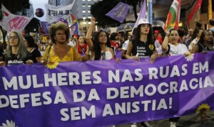 mulheres-em-luta-mulheres-nas-ruas-manifestacao-300x179-1