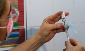 vacinacao-dengue-qdenga-foto-favio-rodrigues-pozzebom-agencia-brasil-300x180-1