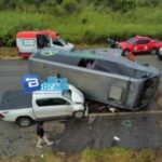 Acidente-entre-micro-onibus-e-caminhonete-deixa-20-feridos-entre-Luis-Eduardo-Magalhaes-e-Barreiras-Foto-Blog-Bara-300x225-1