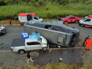 Acidente-entre-micro-onibus-e-caminhonete-deixa-20-feridos-entre-Luis-Eduardo-Magalhaes-e-Barreiras-Foto-Blog-Bara-300x225-1