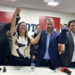 Ana-Paula-Matos-sai-carregada-por-apoiadores-na-sede-do-PDT-em-Salvador-apos-reafirmacao-de-apoio-a-Bruno-Reis-Foto-Pdt-300x220-1