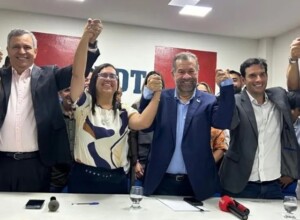Ana-Paula-Matos-sai-carregada-por-apoiadores-na-sede-do-PDT-em-Salvador-apos-reafirmacao-de-apoio-a-Bruno-Reis-Foto-Pdt-300x220-1
