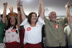 Ao-lado-de-Wagner-e-liderancas-Adelia-Pinheiro-lanca-pre-candidatura-a-prefeitura-de-Ilheus-Foto-Assessoria-300x200-1